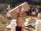 Niño con ayuda brindada por la Cruz Roja Guatemalteca